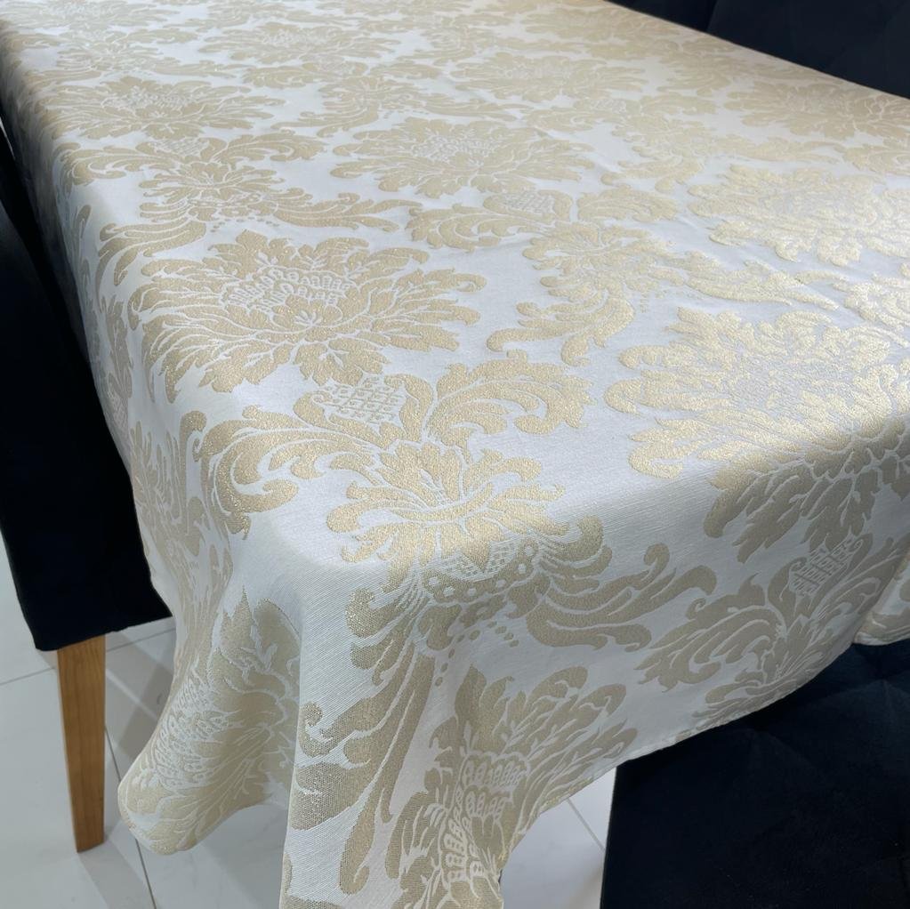 Toalha de Mesa Retangular em Jacquard Luxo Medalhão Branco e Dourado