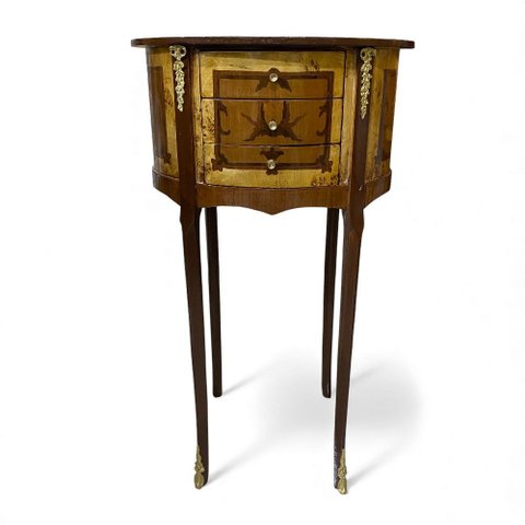 Mesa de Cabeceira Clássica Marchetada com 3 Gavetas 70x46x26cm