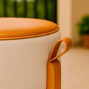 Ver mais imagens de Kit 2 Puff Banqueta Redondo Zoe Corino Caramelo e Linho Gelo Decorativo Base de Madeira - Arkell