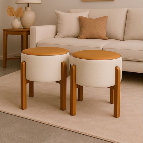 Kit 2 Puff Banqueta Redondo Zoe Corino Caramelo e Linho Gelo Decorativo Base de Madeira - Arkell