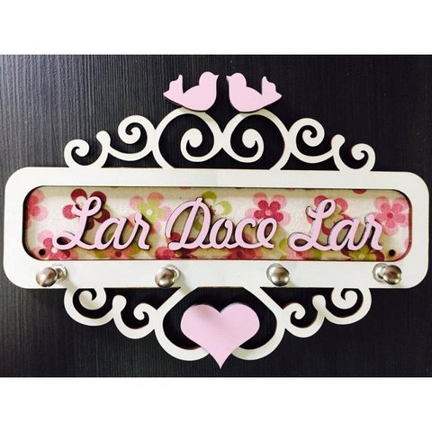 Porta Chaves Lar Doce Lar Rosa Mdf Tamanho 22 X 15,5 Cm