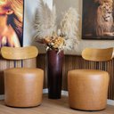 Ver mais imagens de Kit 02 Poltrona Puff Vênus com Encosto de Madeira Corino Caramelo Formato de Lua