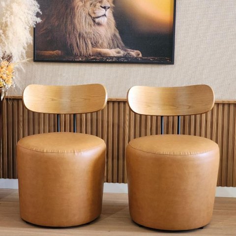 Kit 02 Poltrona Puff Vênus com Encosto de Madeira Corino Caramelo Formato de Lua