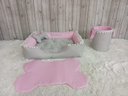 Ver imagem 4 de Kit Pet Caes e Gatos Cesto Organizador Cama G Personalizada Jogo Americano Rosa Caminha G com Ziper