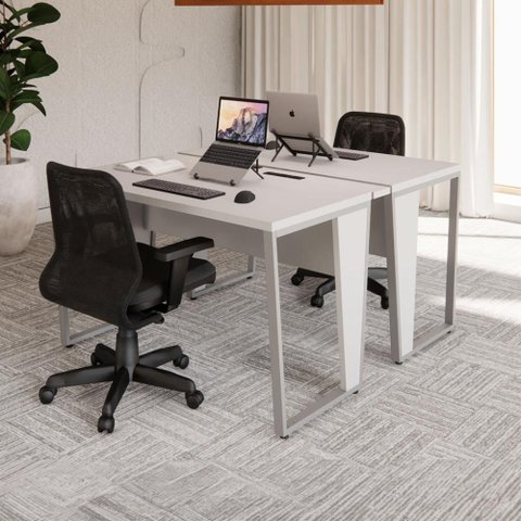 Mesa Escrivaninha Dupla 30mm Pés Metal com Régua para Tomadas F5 Office Cor:Cinza