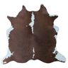 Tapete de couro de boi. Pele bovina natural. 2,00 x 1,90 m. Marrom e branco. P1102 - 1