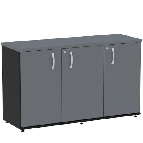Armário Baixo Credenza PE25 Pandin 121,50 cm (largura) em MDP Cor Preto e Grafito com Três Portas