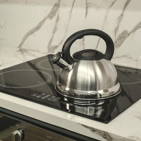 Chaleira em Inox com Apito e Fundo Duplo À Indução Prata