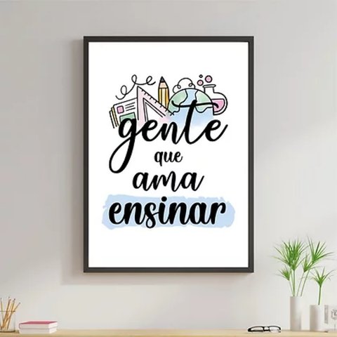 Quadro Decorativo Gente Que Ama Ensinar 45x34cm:Madeira preta