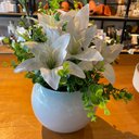 Ver imagem 1 de Arranjo Centro de Mesa Lírio Branco Completo Artificial Vaso Branco Decore Fácil Shop