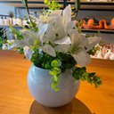 Ver imagem 3 de Arranjo Centro de Mesa Lírio Branco Completo Artificial Vaso Branco Decore Fácil Shop