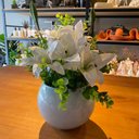 Ver imagem 2 de Arranjo Centro de Mesa Lírio Branco Completo Artificial Vaso Branco Decore Fácil Shop