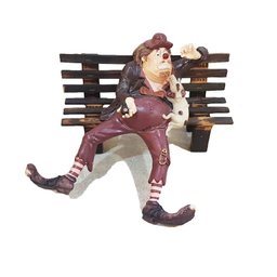 Enfeite de mesa palhaço no banco da praça - 1