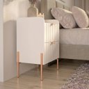 Ver imagem 2 de Mesa de Cabeceira Moriah Off White Luxo MDF Ripado Industrial Pés Ferro Cobre