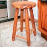 Banquinho Envernizado Madeira Maciça 50cm Alt Banqueta Tamborete Banco Médio - 4