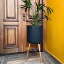 Ver imagem 2 de Vaso Cilindro para Plantas 40cm com Tripé de Madeira e Prato - Preto