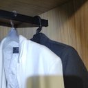 Ver imagem 3 de 25 Cabides de Roupa Reforçado Lavanderia Lojas Organizador Social Ombreira Preto
