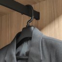 Ver imagem 2 de 25 Cabides de Roupa Reforçado Lavanderia Lojas Organizador Social Ombreira Preto