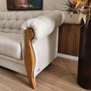 Ver imagem 4 de Estofado 2 Lugares Capitonê com Pés de Madeira Nobre Linho Bege Adhara Larbelle