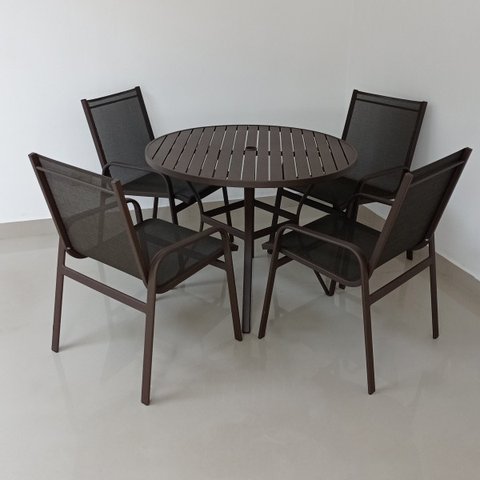 Conjunto Maresias - Mesa com Tampo Ripado em Alumínio com 1.0m de diâmetro e quatro Cadeiras em Alum