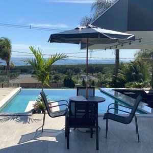 Conjunto 1 Mesa + 4 Cadeiras em Alumínio + 1 Ombrelone Preto de 2 Metros para Área Externa