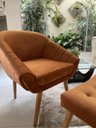 Ver imagem 3 de Poltrona Giovana em Sued Premium: Terracota Pés Madeira Claro