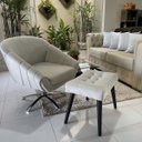Ver imagem 2 de Kit Poltrona Giovana Giratória Cromado, Puff Capitonê Luxo e Almofadas em Sued Premium: Bege