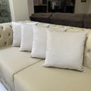 Ver imagem 7 de Kit Poltrona Giovana Giratória Cromado, Puff Capitonê Luxo e Almofadas em Sued Premium: Bege