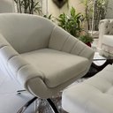 Ver imagem 3 de Kit Poltrona Giovana Giratória Cromado, Puff Capitonê Luxo e Almofadas em Sued Premium: Bege