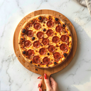 Ver imagem 1 de Tábua 30 cm Servir Pizza Madeira Eucalipto Maciça Corte Churrasco Frios Petisco Redonda Cabo Alça