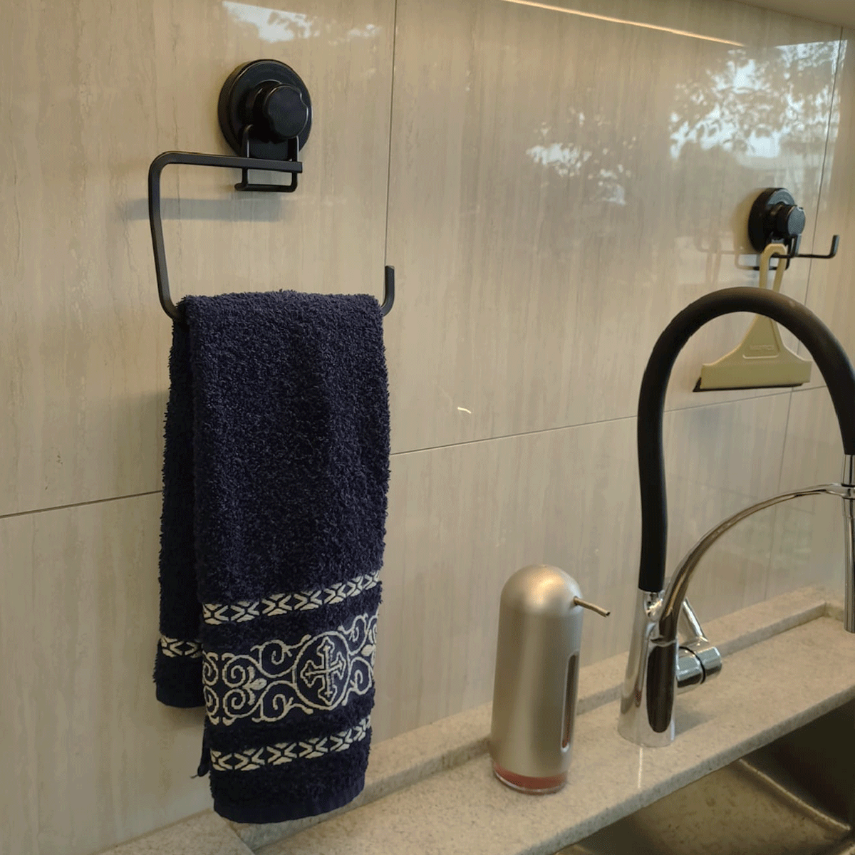 Toalheiro com Ventosa Preto Fosco Porta Toalha de Rosto para Banheiro Lavabo Faciliti - 2