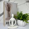 Livro decorativo Decor + mulher meditando + vaso branco - 2