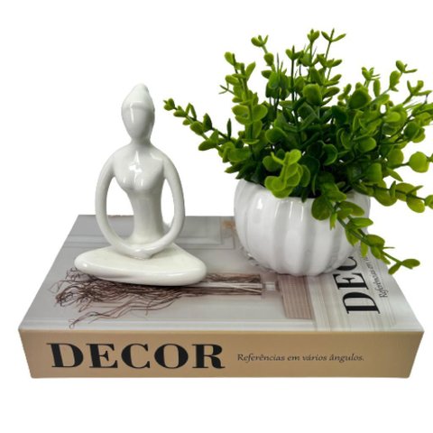 Livro decorativo Decor + mulher meditando + vaso branco
