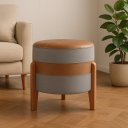 Ver imagem 5 de Puff Órion Couro Caramelo Linho Cinza Pés de Madeira