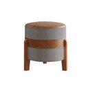 Ver imagem 2 de Puff Órion Couro Caramelo Linho Cinza Pés de Madeira