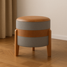 Puff Órion Couro Caramelo Linho Cinza Pés de Madeira - 4