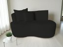 Ver imagem 1 de Namoradeira Yara 120cm em Bouclé com 2 Almofadas ? Conforto, Estilo e Elegância para Decorar Seu Amb