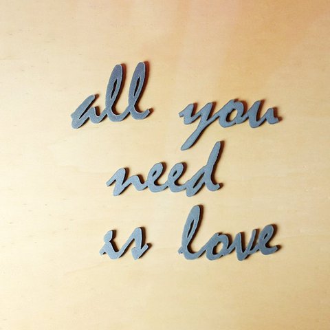 Adorno De Parede All You Need Is Love - Quadro / Frase 70cm comprimento - Toque 3D: Cinza