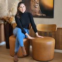 Ver mais imagens de Puff Poltrona Vênus com Encosto de Madeira Corino Caramelo