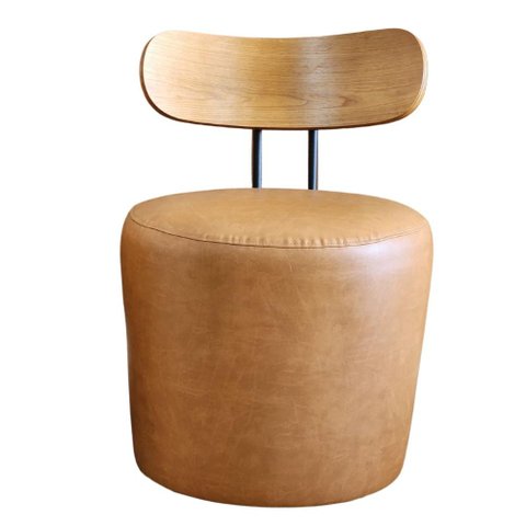 Puff Poltrona Vênus com Encosto de Madeira Corino Caramelo
