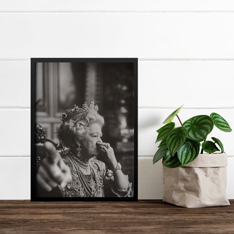 Quadro Divertido para Banheiro - Rainha Elizabeth 33x24cm - com Vidro:moldura Preta