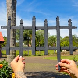 Kit com 1,4m de Cerca Estilo Madeira Plástica Decorativa para Jardim e Canteiro - Preto - 2