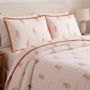 Ver imagem 3 de Kit Cobre Leito Charme Queen Percal 300 Fios Colcha Bordado Floral Localizado 3 Peças Caramelo