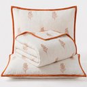 Ver imagem 1 de Kit Cobre Leito Charme Queen Percal 300 Fios Colcha Bordado Floral Localizado 3 Peças Caramelo
