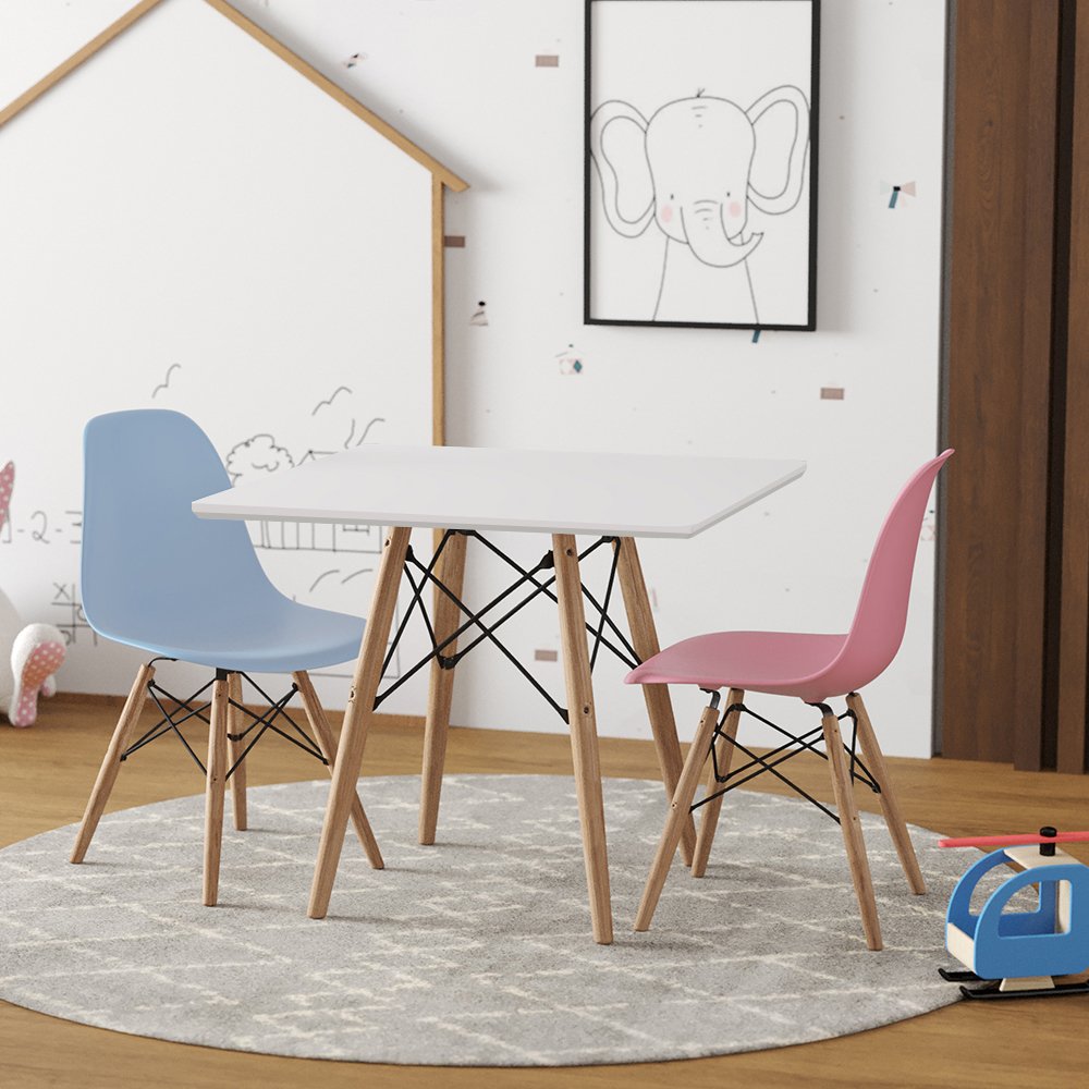 Conjunto de Mesa Eames Eiffel Madeira Infantil 68cm Quadrado Branco 1 Cadeira Azul 1 Cadeira Rosa