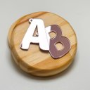 Ver imagem 3 de Kit 10 Chaveiro Letras Acrílico Espelhado Iniciais 3x2,5cm