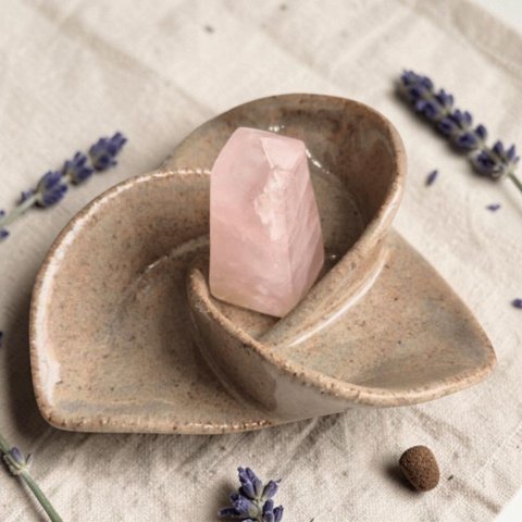 Peça em Cerâmica Artesanal com Ponta de Quartzo Rosa