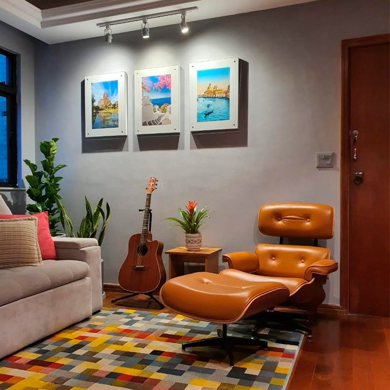 Poltrona Charles Eames com Puff Caramelo