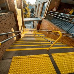 Fita Antiderrapante 5 Metros Adesiva Escada Degrau Chao Piso Demarcaçao Segurança Evita Acidentes Pr - 4