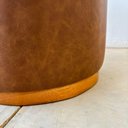 Ver imagem 4 de Kit 2 Puff Barcelona Decorativo Couro Caramelo Base Madeira